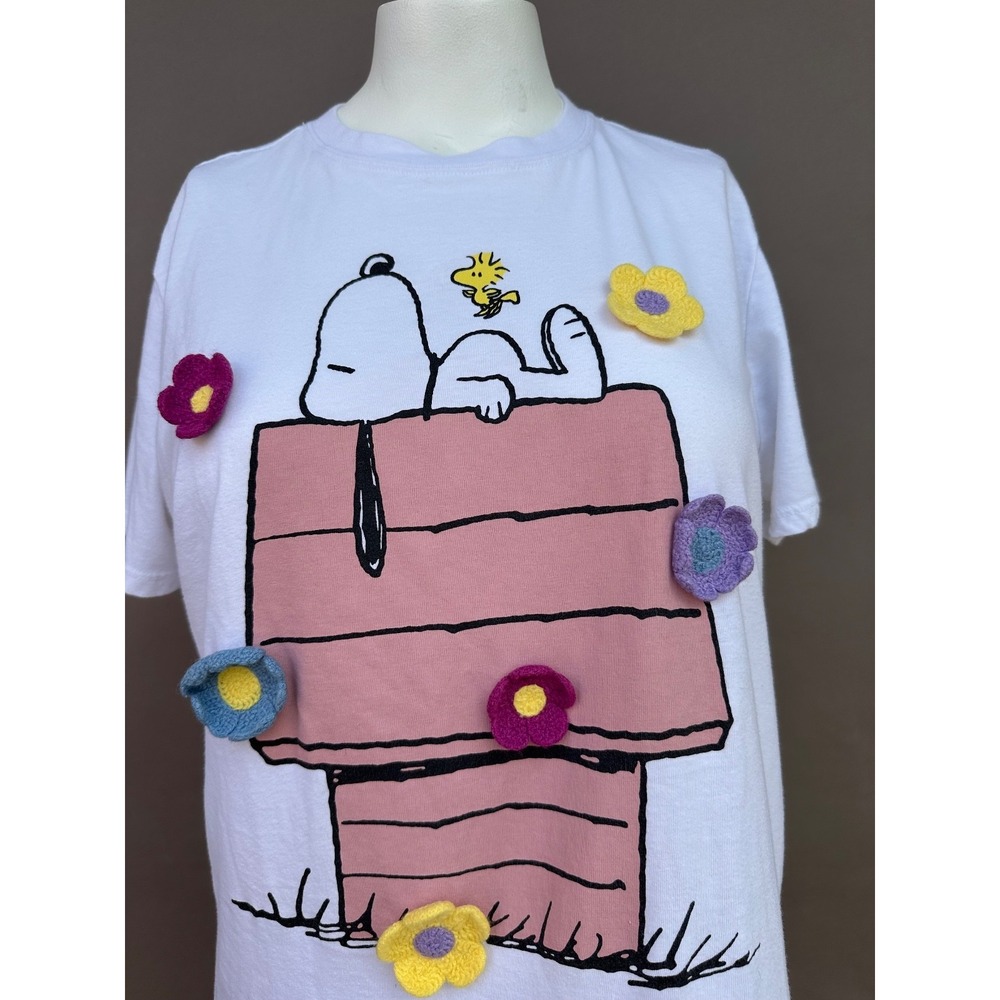 Peanuts Snoopy Women's White Tee Crochet Flowers Top L Short Sleeves Crew Neck - Picture 3 of 14